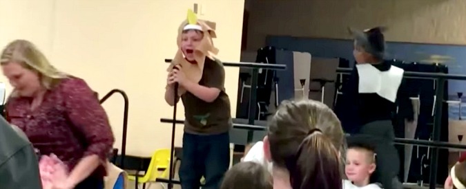 Copertina di Bambino autistico umiliato davanti a tutta la scuola. Sul palco tocca a lui, ma la maestra non vuole