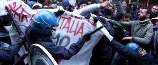 Copertina di Bologna, violenti scontri fra polizia e universitari in agitazione contro il caro-mensa