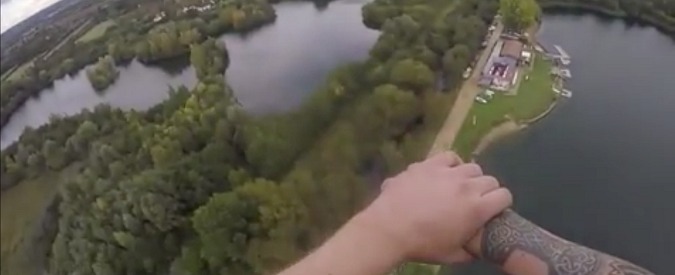 Copertina di Puccia il biscotto tuffandosi da 70 metri, l’impresa impossibile del bungee jumper