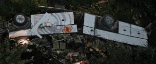 Copertina di Incidente in Irpinia, autobus nella scarpata: in video compaiono due auto
