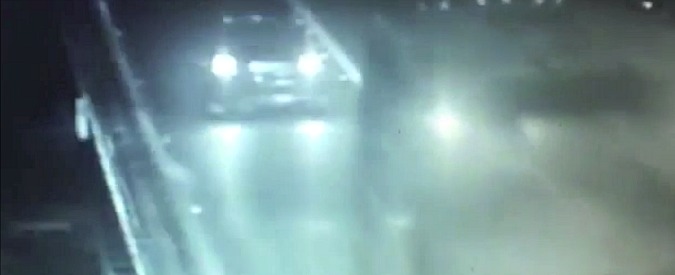 Copertina di Non si accorge dell’auto in panne, la travolge con il bus. Le terribili immagini dell’incidente