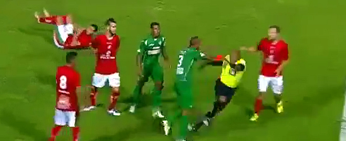 Copertina di In campo come alla corrida: Ferreira vede rosso e si scatena contro l’arbitro