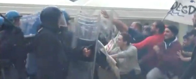 Copertina di Benevento, bombe carta e fumogeni per l’arrivo di Renzi a iniziativa per il Sì. Scontri con la polizia