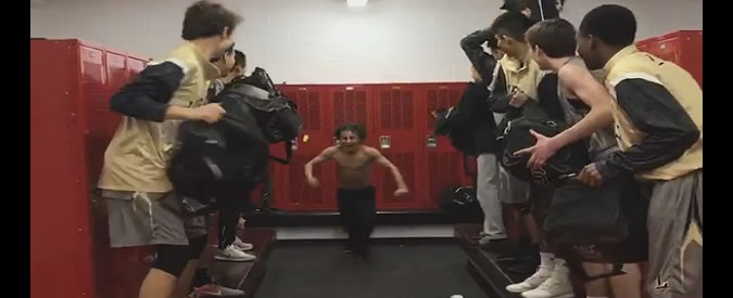 Copertina di Basta Mannequin Challenge, è tempo di passare al #BackpackChallenge. Ma che botte!