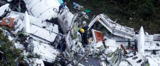Copertina di Disastro aereo Colombia, la registrazione del pilota: “Guasto totale, siamo senza carburante”. I superstiti: “Grida e panico”