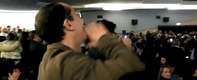 Copertina di Renzi, contestatore in platea non lo fa parlare: “Benvenuto nella terra trivellata dal tuo Sblocca Italia…”