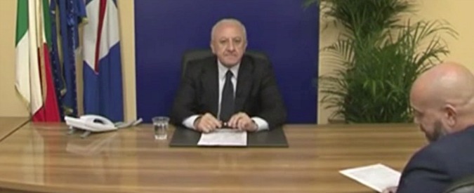 Copertina di De Luca ironizza sull’Antimafia: “Voto di scambio? La ricerca del capitone perduto”