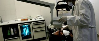 Copertina di Albania patria del turismo dentale low cost: le protesi con la vacanza intorno. Odontoiatri italiani: “Concorrenza al ribasso”