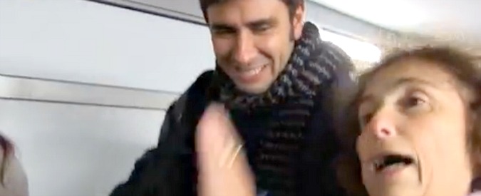 Copertina di Referendum, in treno col M5s da Ferrara a Bologna. La sicurezza a Di Battista: “E la scorta?”