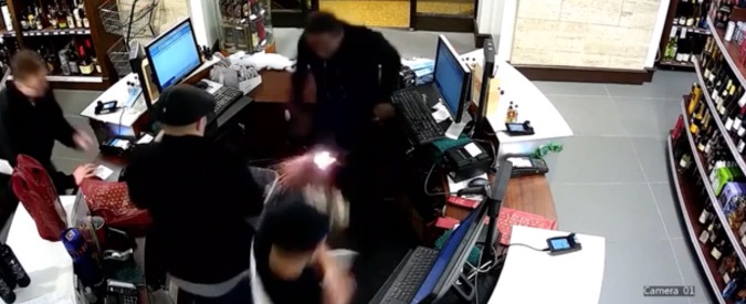 Copertina di E chi lo ha detto che la sigaretta elettronica non fa male? Eco cosa capita a questo commesso