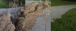 Copertina di Effetto post terremoto in provincia di Fermo, dalla terra sgorga un fiume di fango argilloso