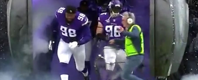 Copertina di Asfaltato dalla squadra di football. Il tragico tempismo del fonico della Fox, letteralmente abbattuto