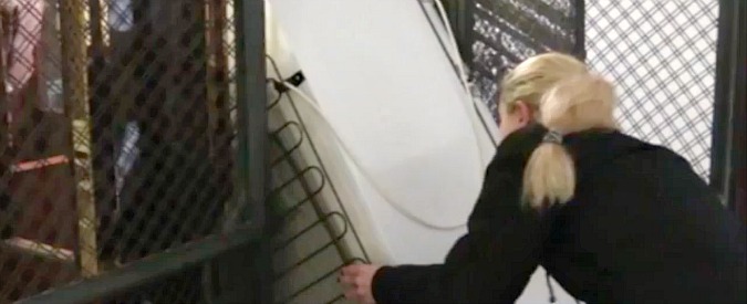 Copertina di Roma, il viaggio di un frigorifero rotto dalla cucina al centro di raccolta. Ecco com’è andata