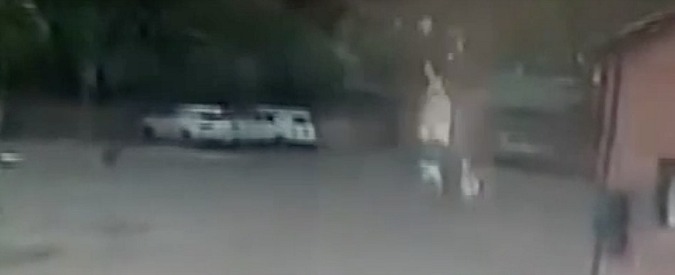 Copertina di Che botta! Il fulmine centra in pieno una donna. Ma lei sopravvive