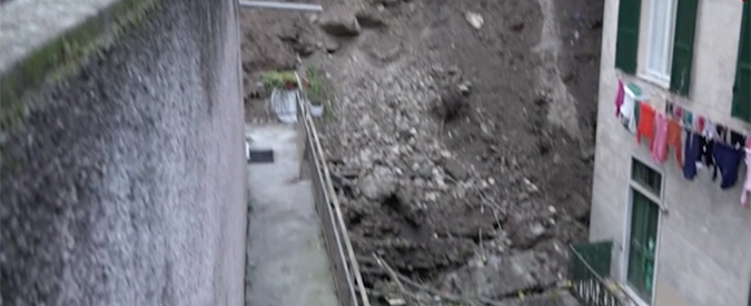 Copertina di Maltempo, tre palazzi sull’orlo del baratro a Genova a causa di una frana: sfollati 200 residenti