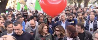 Copertina di Riforme, M5s in piazza per il No. Grillo sfila con un enorme palloncino a forma di cuore