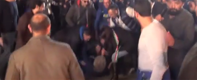 Copertina di M5s, al corteo Grillo inciampa in una buca e cade. Poi scherza: “Chi deve sistemare?”