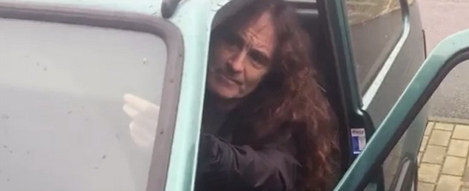 Copertina di Che mi autografi il pandino? E Steve Harris degli Iron Maiden soddisfa la richiesta del fan
