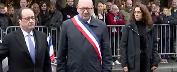 Copertina di Parigi, il giorno del ricordo parte dallo Stade de France. Hollande scopre una lapide