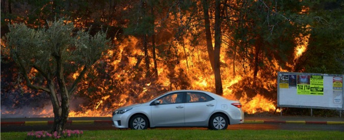 Copertina di Israele, terzo giorno di incendi. Ad Haifa evacuate 60mila persone. Netanyahu: “Roghi dolosi sono atti di terrorismo”