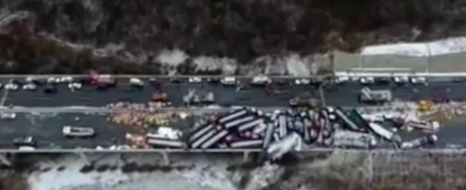Copertina di 4 morti e 37 mezzi coinvolti in un maxi tamponamento causato da neve e nebbia