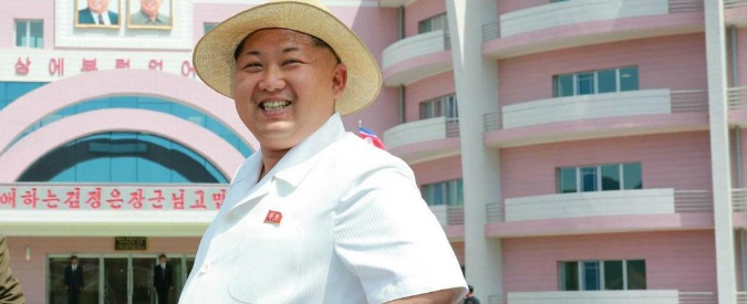 Copertina di Nord Corea, “Kim Jong-un eletto per il nono anno uomo meglio vestito del paese”. Ma è una bufala