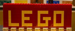 Copertina di Lego non farà più pubblicità sul Daily Mail: atteggiamento “razzista” e “intollerante”