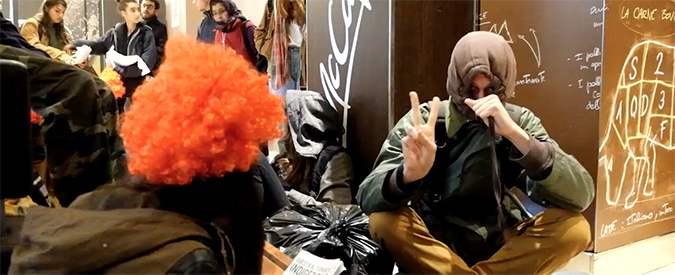 Copertina di Milano, blitz studenti a Mc Donald’s in Duomo: “Accordo scuola-lavoro indigeribile”