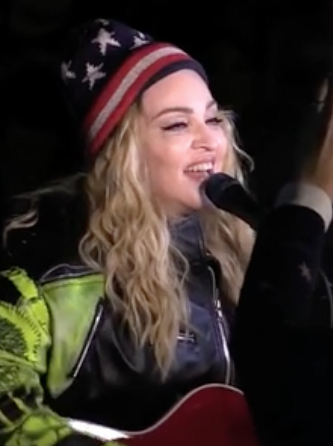 Elezioni Usa 2016, a New York concerto a sorpresa di Madonna per sostenere Hillary Clinton: “Salvate questo paese”