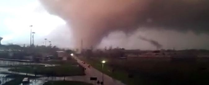 Copertina di Maltempo, tromba d’aria colpisce il nord di Roma: i video dai social