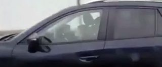 Copertina di Bambino al volante a 100 all’ora, il padre sul sedile posteriore. Il video di un automobilista
