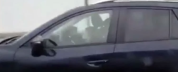 Copertina di Bambino al volante a 100 all’ora, il padre sul sedile posteriore. Il video di un automobilista
