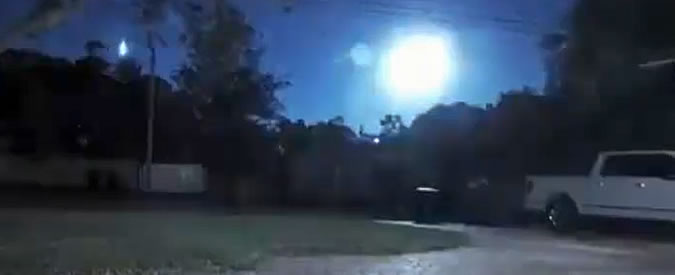 Copertina di Palla di fuoco nei cieli della Florida. Il meteorite nei video delle volanti della polizia