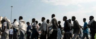 Migranti, Amnesty: “Pressioni Ue hanno spinto Italia oltre i limiti della legalità: pestaggi ed espulsioni illegittime”
