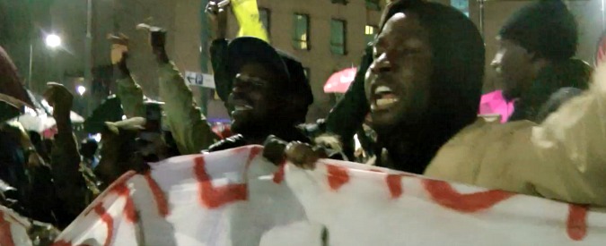 Copertina di Profughi a Milano, protesta per le condizioni della struttura di accoglienza. Il prefetto li incontra