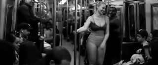 Copertina di Si spoglia in metropolitana: lo strip della modella Iskra Lawrence contro il body shaming