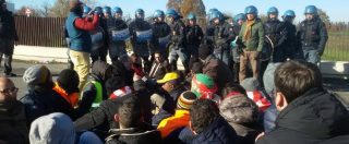Copertina di Modena, scontri al sit-in dei lavoratori licenziati: cariche della polizia per far passare i camion