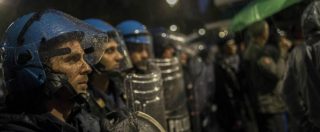Copertina di Torino, tensione all’ex Villaggio olimpico: “Bombe carta contro i migranti”. Che scendono in strada a protestare