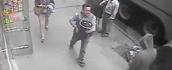 Copertina di L’occasione fa l’uomo ladro. Il blindato resta incustodito e lui se ne va con 39 kg d’oro