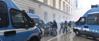 Copertina di Firenze, poliziotto ferito costretto a pagare ticket in ospedale: era stato colpito negli scontri in piazza