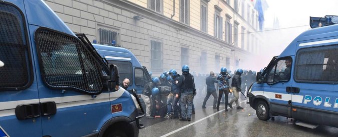 Firenze, poliziotto ferito costretto a pagare ticket in ospedale: era stato colpito negli scontri in piazza