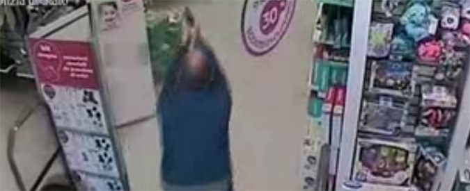 Copertina di Roma, l’arresto in diretta del rapinatore del negozio di giocattoli