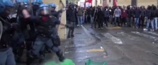 Copertina di Firenze, scontri polizia-manifestanti: agente lancia sasso contro il corteo