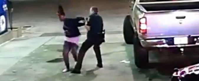 Copertina di Violento arresto di una donna. Il vice-sceriffo mente, ma il video lo incastra: licenziato