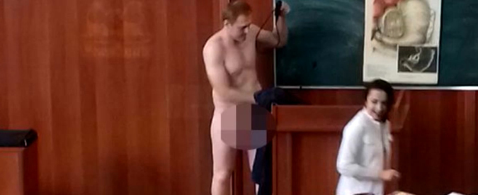 Copertina di Prof si spoglia completamente, le studentesse se la danno a gambe. Ora rischia il licenziamento
