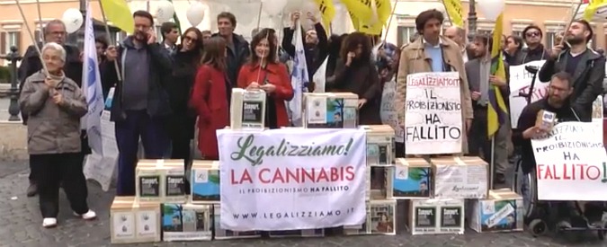 Referendum e marijuana, Radicali depositano firme per legalizzarla: “Con Riforma Boschi diventerà impossibile”