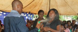 Copertina di Sudafrica, sedicente profeta spruzza insetticida sui fedeli: “Guarisce da Hiv e cancro”