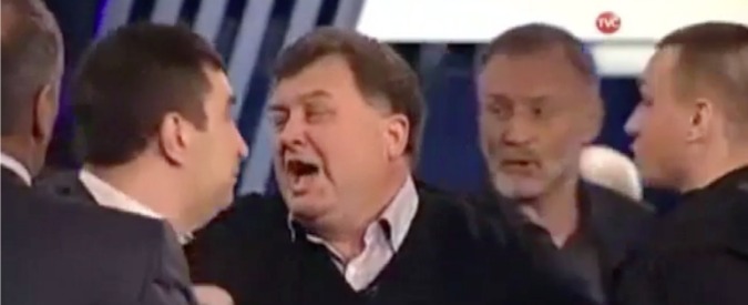 Copertina di Pugni in faccia e parolacce nel dibattito tv sul diritto di voto. Accade in Russia: tutto censurato