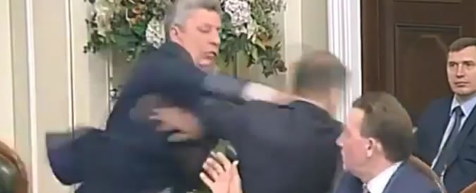 Copertina di Ucraina, “Sei una spia Russa”. Il nazionalista accusa il capo dell’opposizione e si becca due pugni