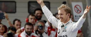 Copertina di Formula 1, Nico Rosberg è campione del mondo 2016. Sul podio con le lacrime, vince 34 anni dopo il padre